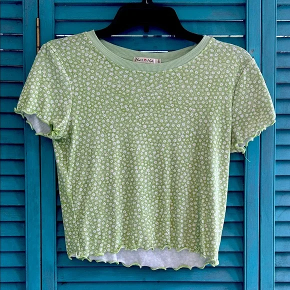 Heart Hips Light Green Juniors Floral Short Sleeve Top - Picture 1 of 5